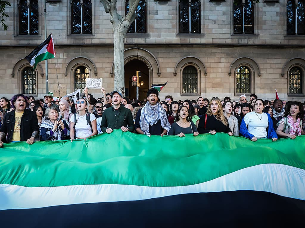 Al claustre i a la plaça