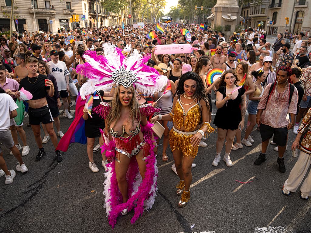 Desfilada multicolor de 120.000 persones per celebrar l’Orgull LGBTIQ+