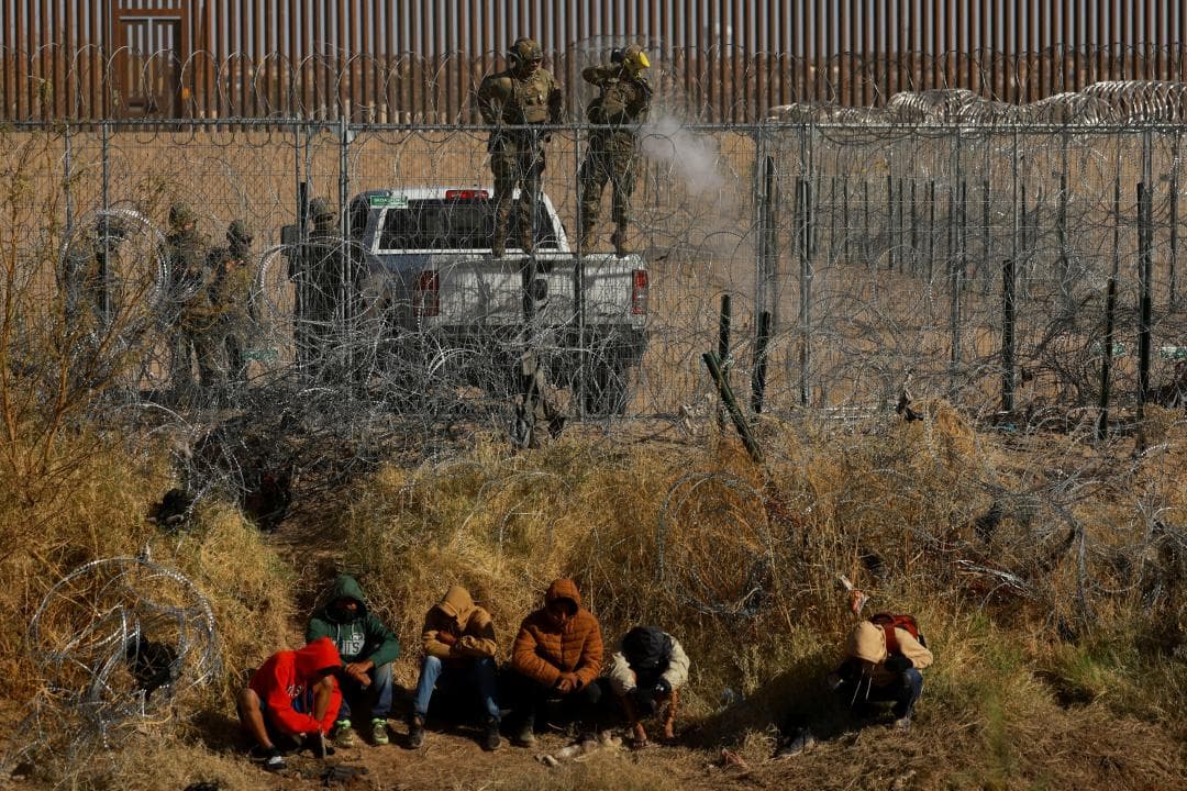 Filats i gas pebre a la frontera