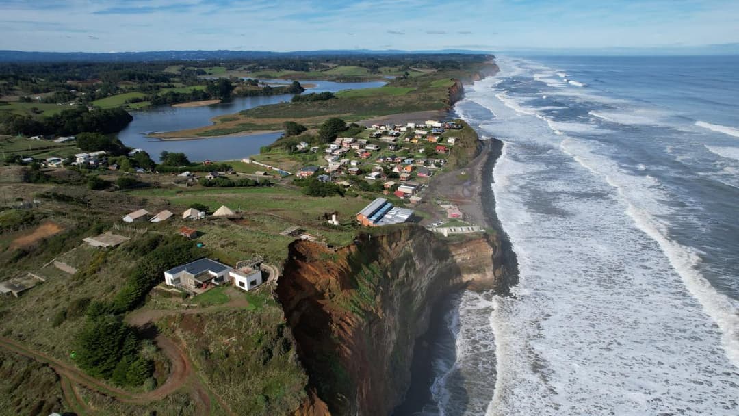 La costa de Xile pateix l’erosió pel canvi climàtic i l’acció de l’home