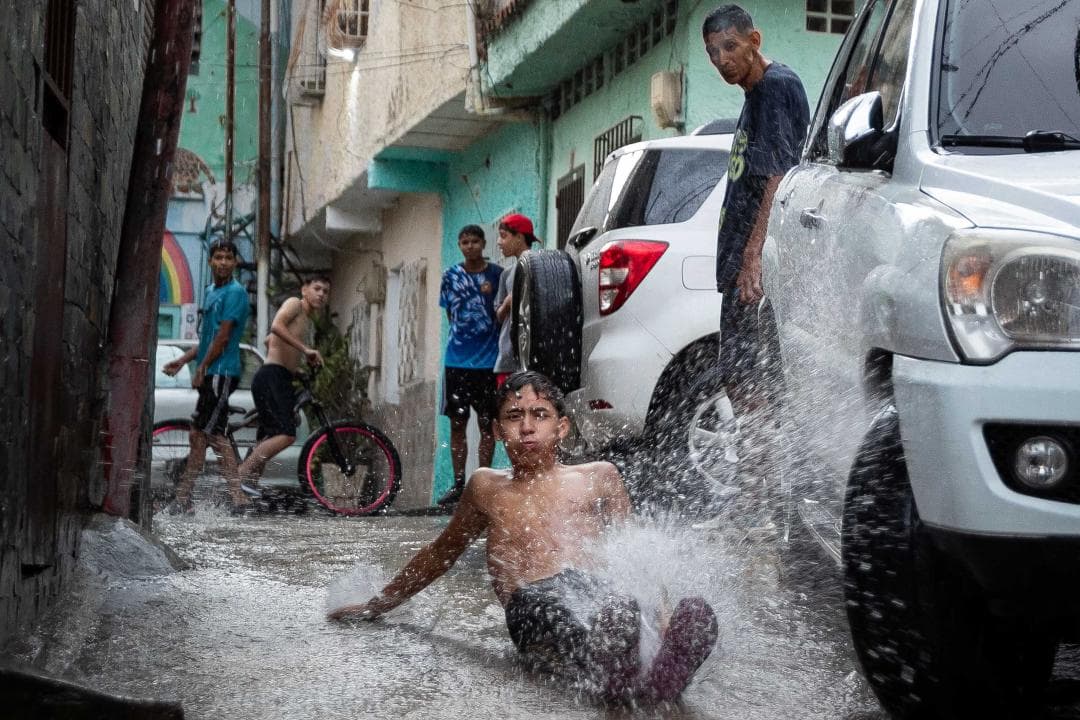 Pluja i diversió a Caracas