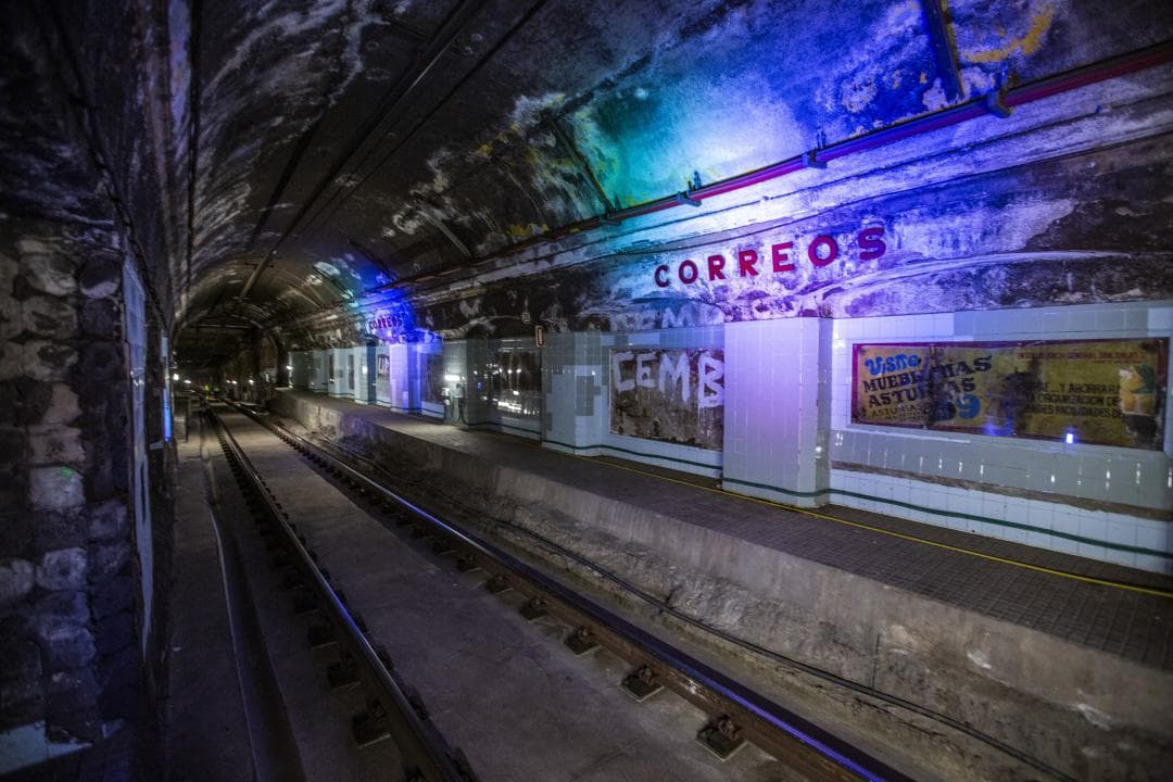 Viatge a l’estació de metro congelada en el temps