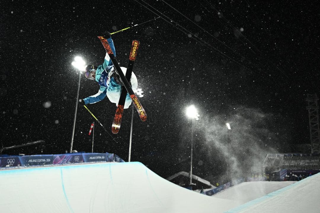 Al migtub amb esquís