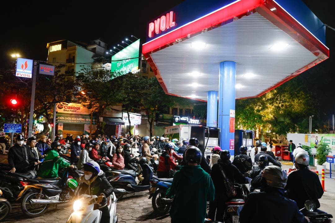 Cues a les gasolineres a l’Àsia