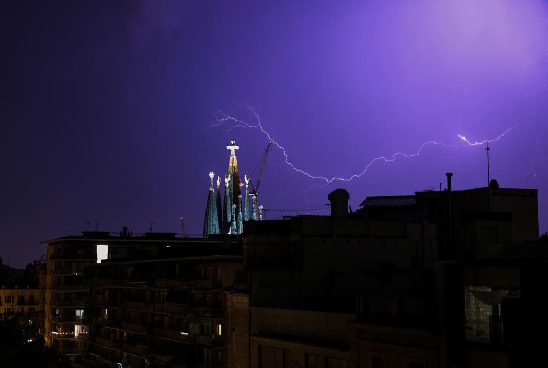 La Sagrada Família, il·luminada per un llamp