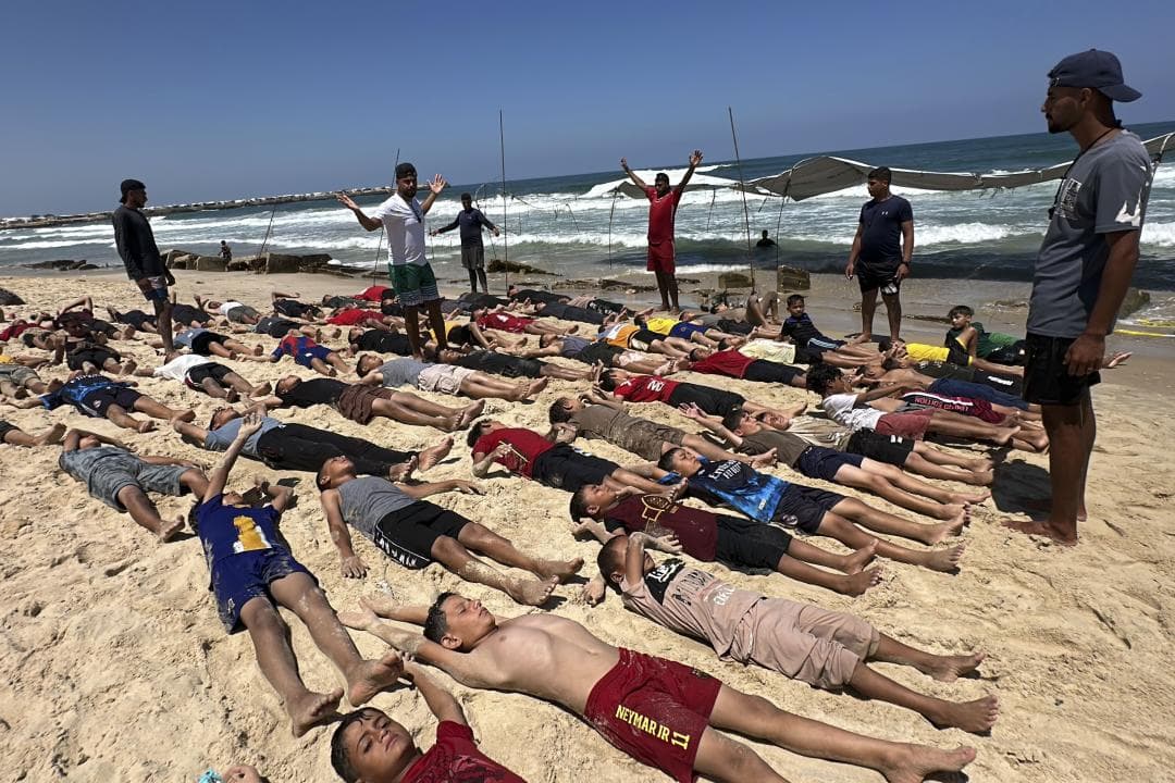 Ensenyar a nedar a la platja als nens de la Franja de Gaza