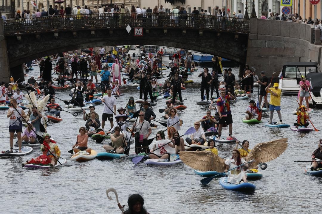 Pàdel surf i disfresses als canals de Sant Petersburg