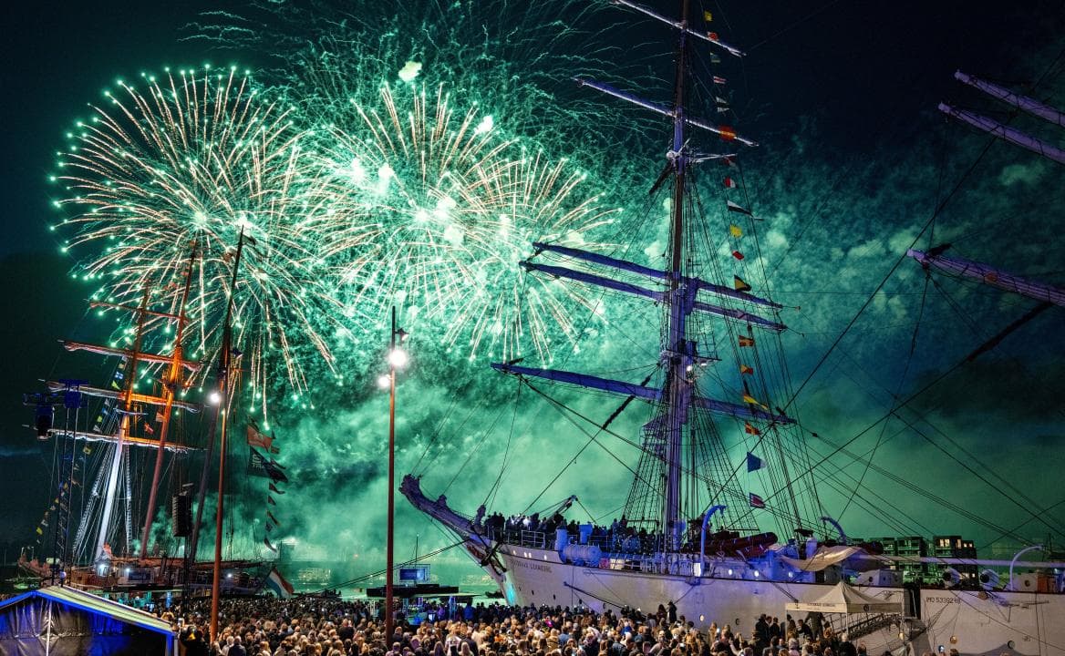 Nit de focs artificials, música i grans velers a Dinamarca