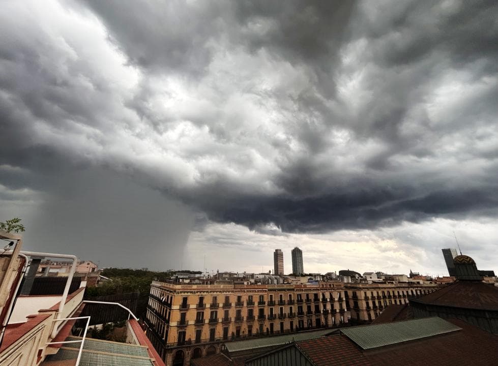 La cortina de pluja a l’horitzó vista des del Born