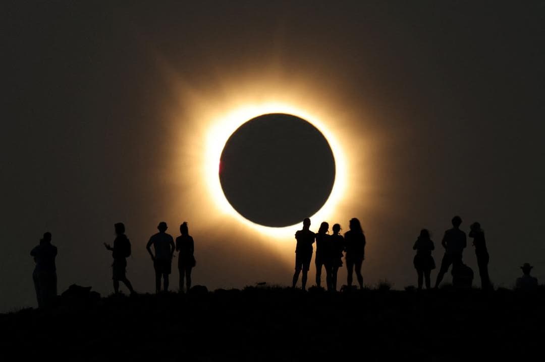 La imatge perfecta de l’eclipsi amb persones contemplant-lo