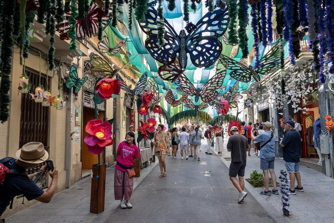 Un bosc de papallones al carrer Verdi per la festa major de Gràcia