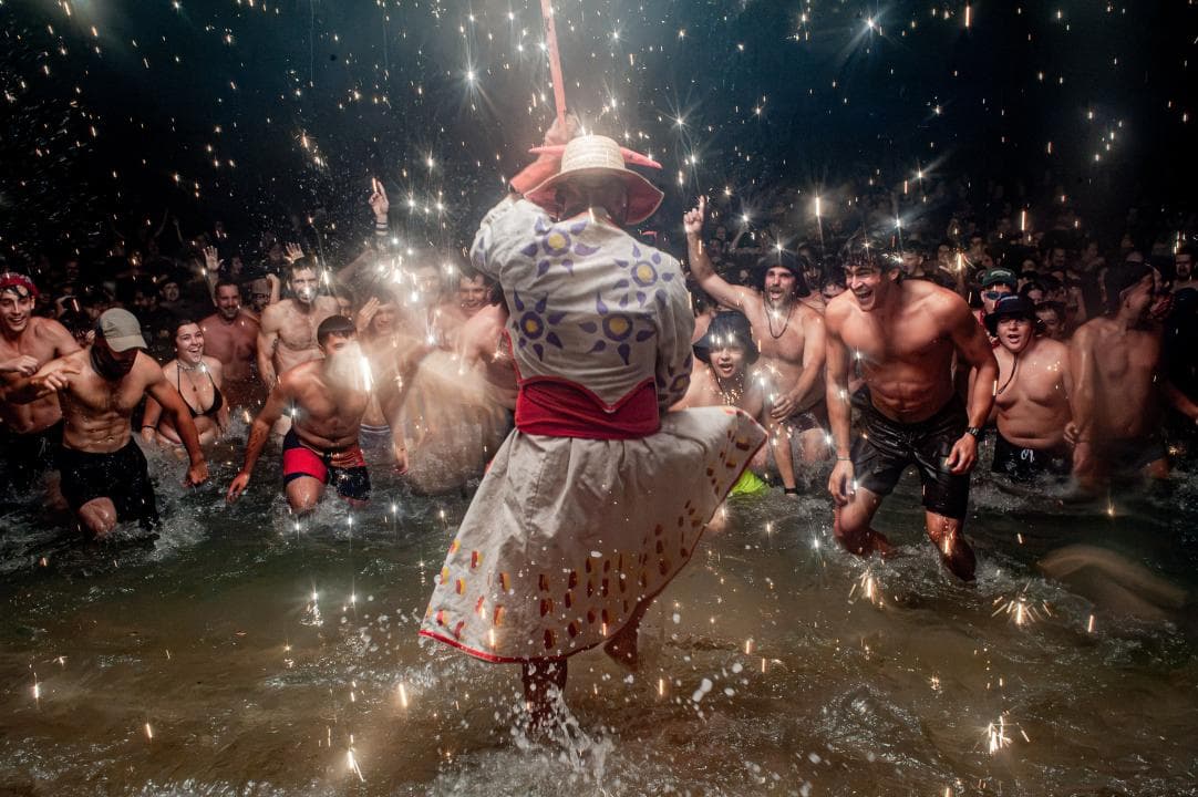 El bany enmig del foc de les bèsties de Badalona