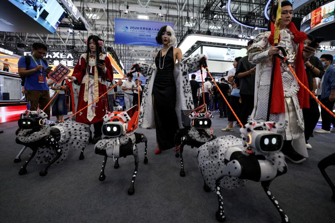 Desfilada de robots de quatre potes a la gran fira robòtica de Pequín