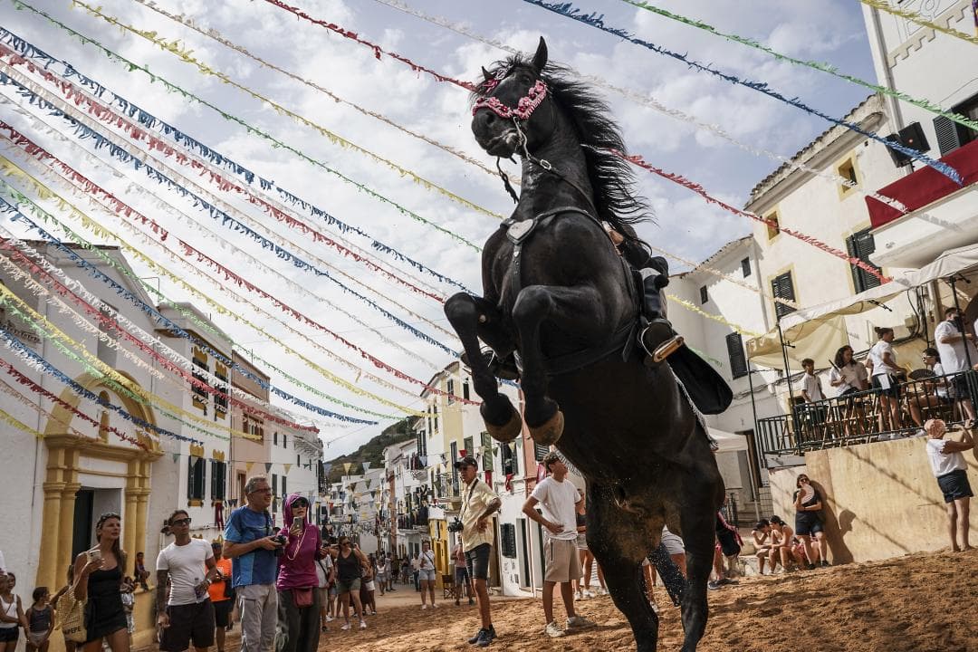 Estiu a Menorca: temps de ‘jaleos’, cavalls, caixers i bots