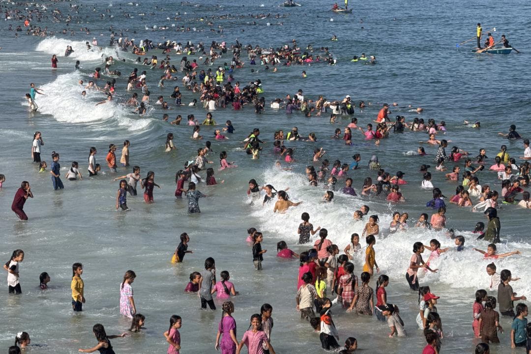 Cursos de natació amb bateig de mar per a nens i nenes de Gaza