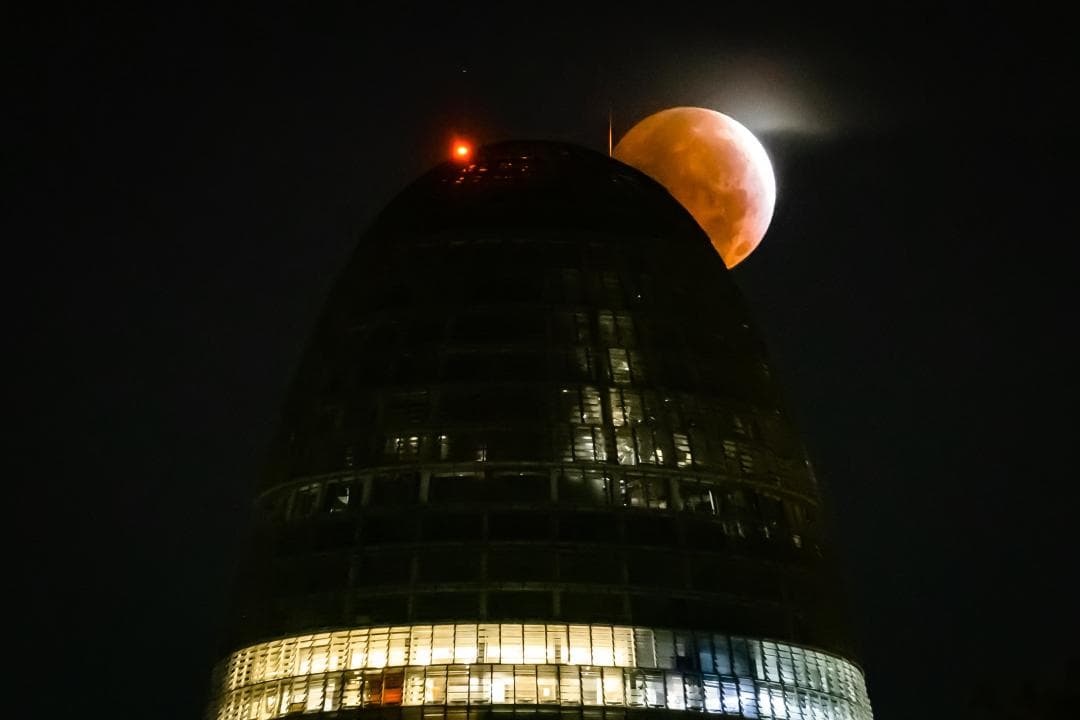 La Lluna es tenyeix de vermell en un eclipsi visible als Països Catalans