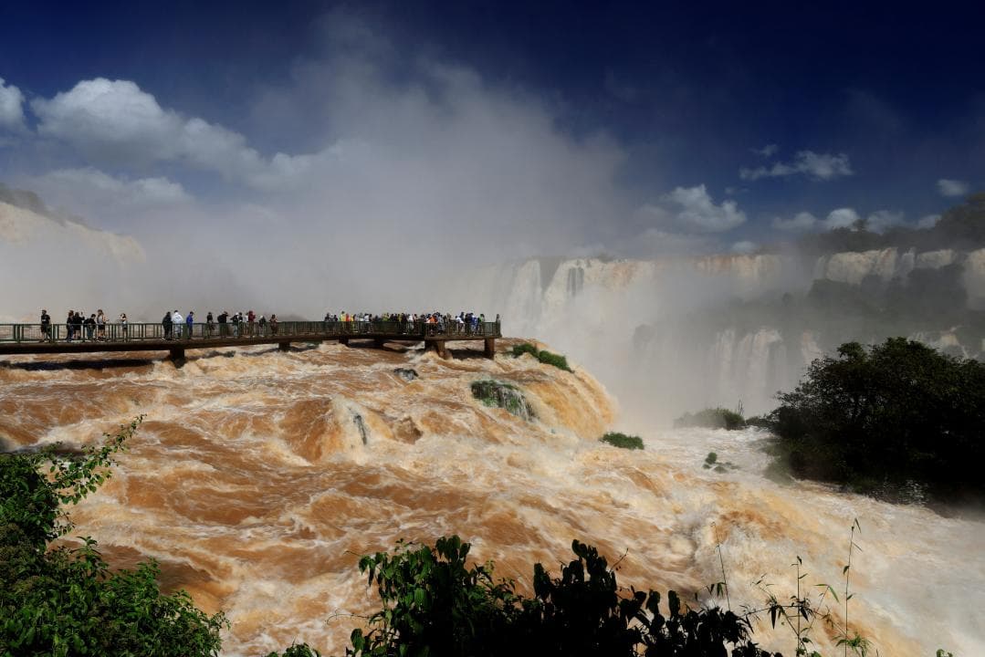 L’Iguaçú baixa rabiós