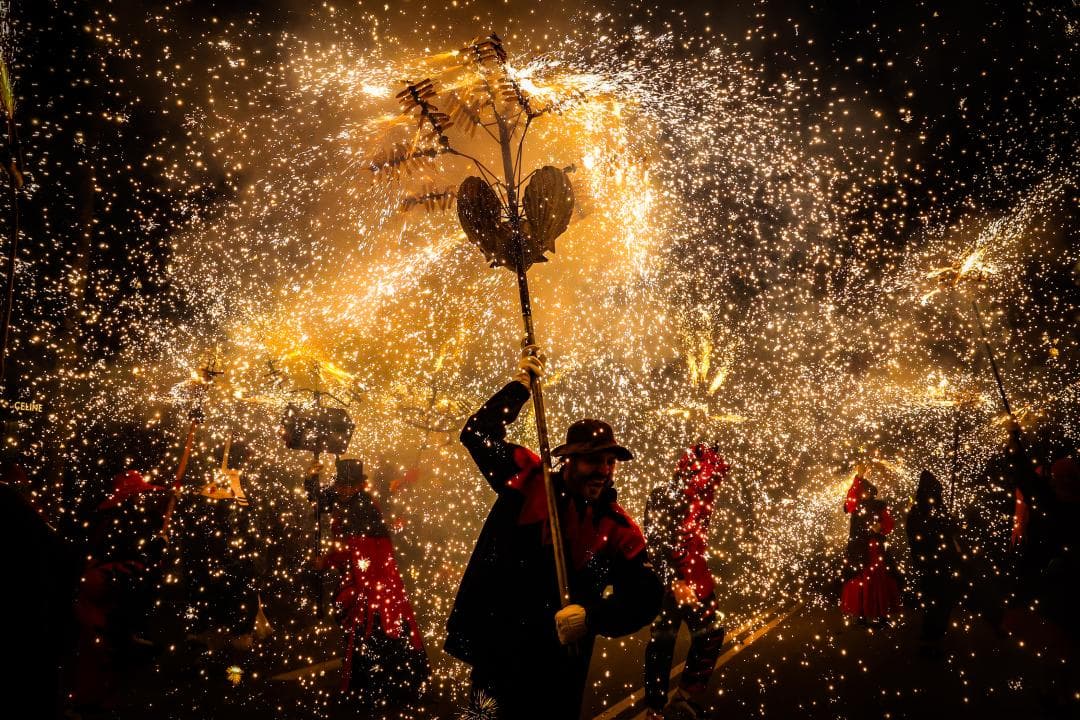 Sota les espurnes de la Mercè